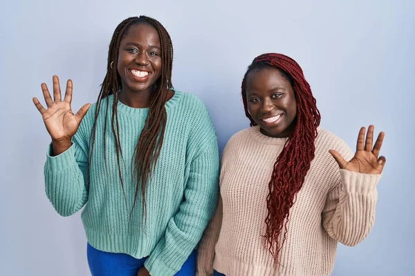 Deux Femmes Africaines Debout Sur Fond Bleu Montrant Pointant Vers — Photo