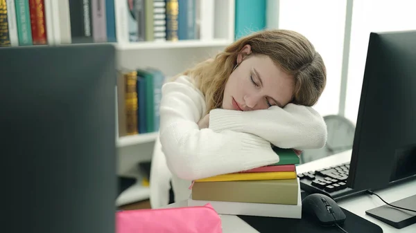Νεαρή Ξανθιά Φοιτήτρια Που Στηρίζεται Βιβλία Και Κοιμάται Στο Πανεπιστήμιο — Φωτογραφία Αρχείου
