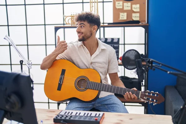 Άραβας Γενειάδα Παίζει Κλασική Κιθάρα Στο Στούντιο Μουσικής Δείχνοντας Τον — Φωτογραφία Αρχείου