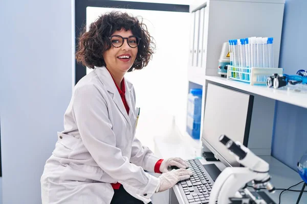 Young Beautiful Hispanic Woman Scientist Smiling Confident Using Computer Laboratory — Stock Photo, Image