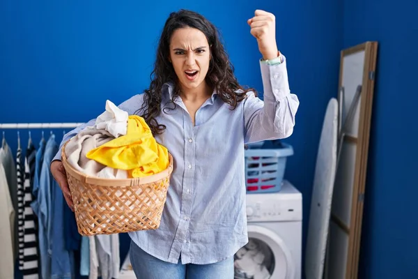 Young Brunette Woman Holding Laundry Basket Annoyed Frustrated Shouting Anger — Stock Photo, Image