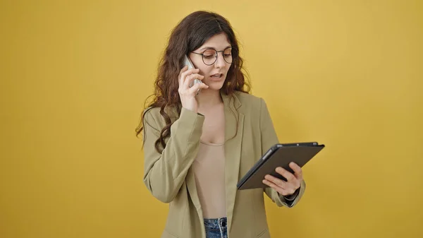 Jovem Bela Mulher Hispânica Usando Touchpad Falando Smartphone Sobre Fundo — Fotografia de Stock
