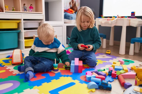 Liebenswerter Junge Und Mädchen Spielen Kindergarten Mit Bauklötzen Auf Dem — Stockfoto