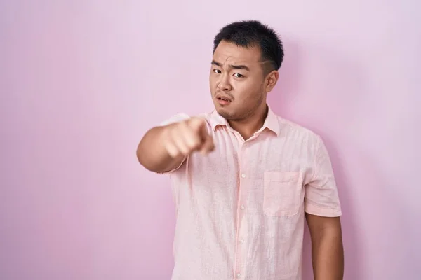Китайский Молодой Человек Стоящий Розовом Фоне Указывая Недовольство Разочарование Камере — стоковое фото