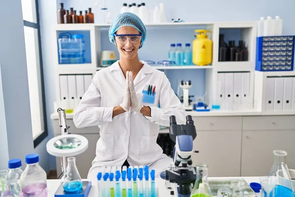 Brunette Woman Working Scientist Laboratory Praying Hands Together Asking Forgiveness — Stock Photo, Image