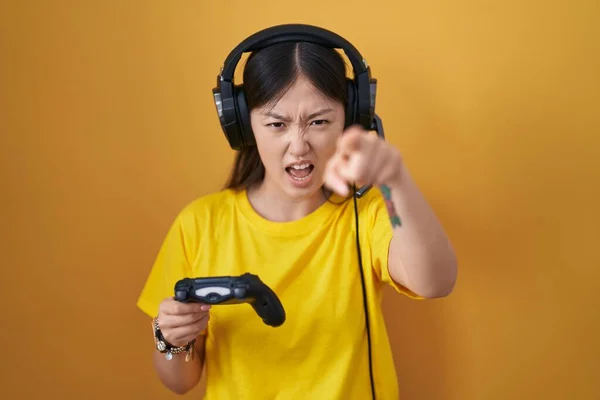 Китайская Девушка Играет Видеоигру Держа Контроллер Указывая Недовольные Разочарованные Камеру — стоковое фото