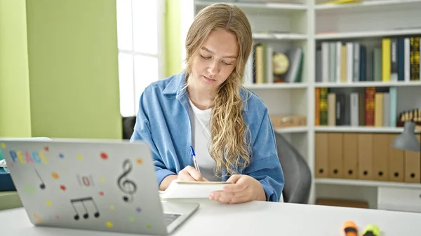 Junge Blonde Studentin Schreibt Mit Laptop Notizen Bibliothek — Stockfoto