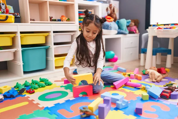 Entzückendes Hispanisches Mädchen Spielt Kindergarten Mit Bauklötzen Die Auf Dem — Stockfoto