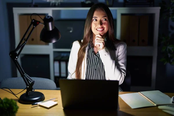 Mujer Morena Joven Que Trabaja Oficina Por Noche Con Ordenador —  Fotos de Stock