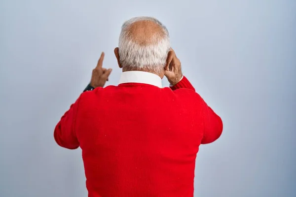 Старший Мужчина Седыми Волосами Стоящий Изолированном Фоне Позирует Задом Наперед — стоковое фото