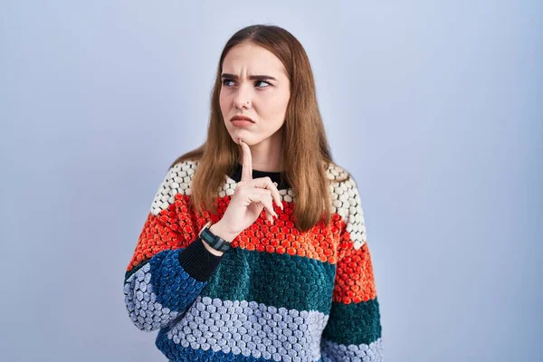 Young Hispanic Girl Standing Blue Background Thinking Concentrated Doubt Finger — Stock Photo, Image