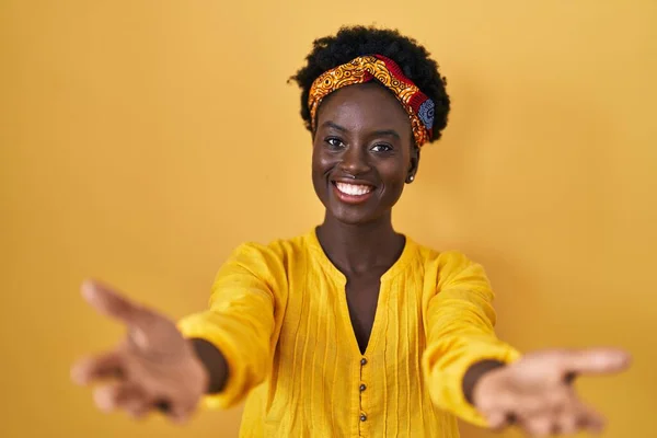Afrikaanse Jonge Vrouw Draagt Afrikaanse Tulband Kijkt Naar Camera Glimlachend — Stockfoto