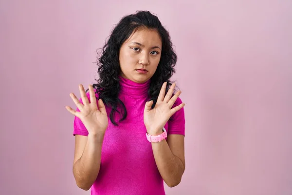 Jonge Aziatische Vrouw Die Roze Achtergrond Staat Handpalmen Wegbeweegt Die — Stockfoto