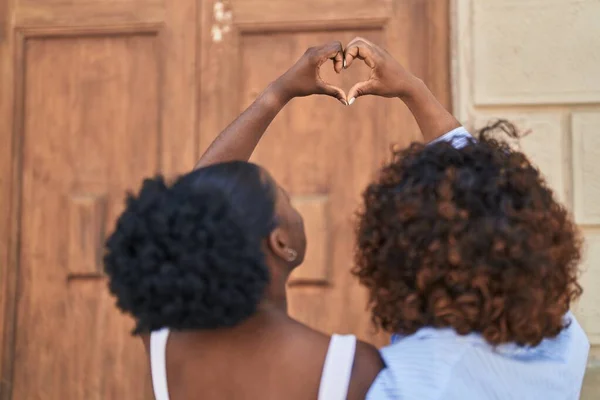 Африканські Американські Жінки Мати Дочка Роблять Жест Серця Руками Вулиці — стокове фото