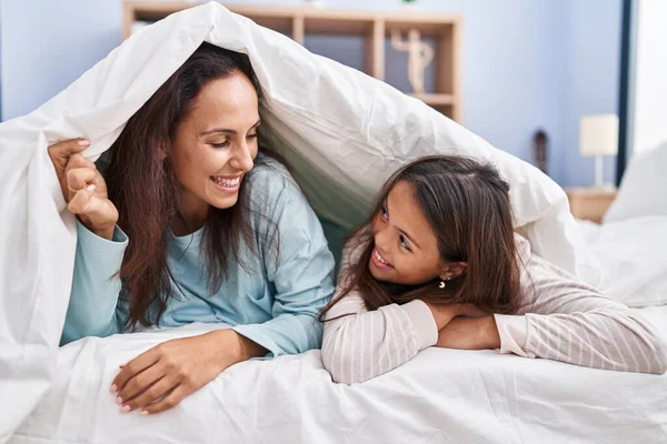 Woman Girl Mother Daughter Covering Blanket Lying Bed Bedroom — Stok fotoğraf