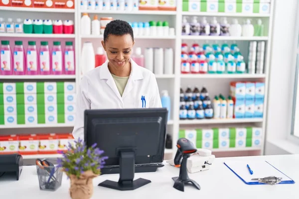 Африканская Американка Фармацевт Улыбается Уверенно Используя Компьютер Аптеке — стоковое фото