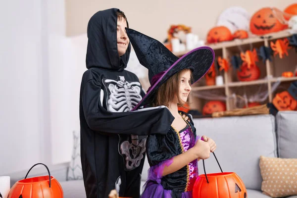 Roztomilý Chlapec Dívka Halloween Party Drží Dýňový Koš Doma — Stock fotografie