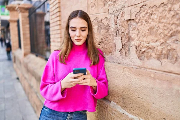 Young Woman Smiling Confident Talking Smartphone Street — Stock Photo, Image