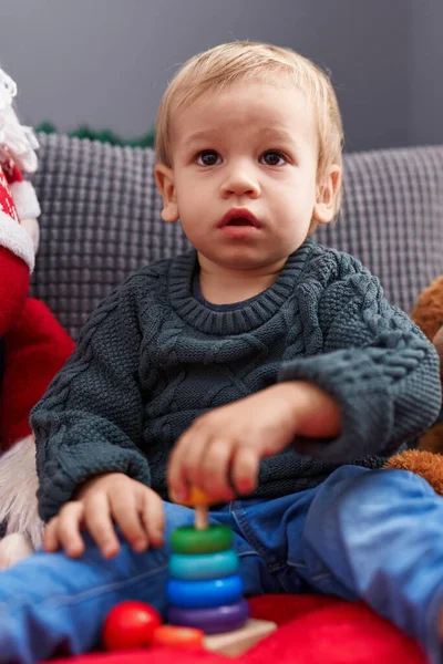 Adorable Niño Rubio Jugando Con Aros Juguete Sentado Sofá Por —  Fotos de Stock