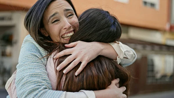 Dos Mujeres Abrazándose Calle —  Fotos de Stock