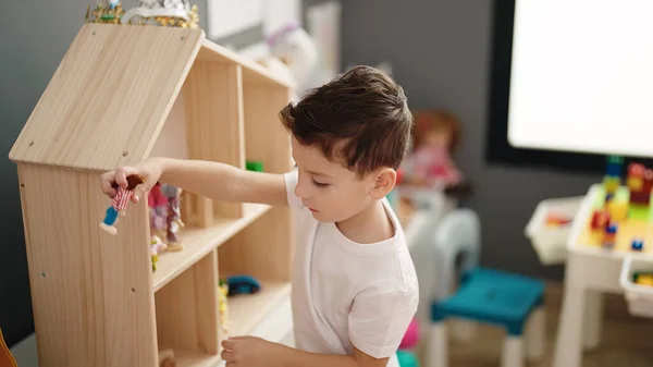 Liebenswert Kaukasisch Junge Spielzeug Standing Kindergarten — Stockfoto