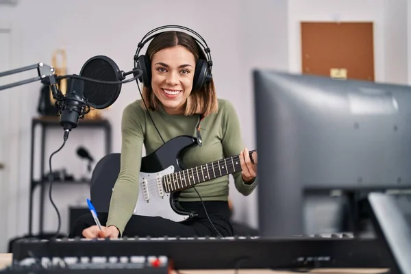 Genç Güzel Spanyol Kadın Müzisyen Müzik Stüdyosunda Elektro Gitar Çalıyor — Stok fotoğraf