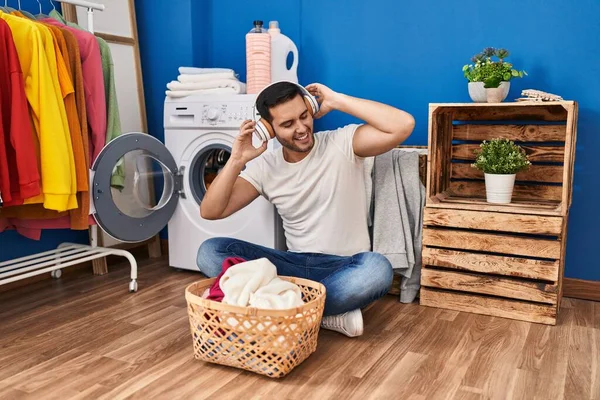 Çamaşır Odasında Çamaşır Yıkayan Latin Asıllı Genç Adam Müzik Dinliyor — Stok fotoğraf