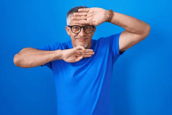Homem Hispânico Com Cabelos Grisalhos Sobre Fundo Azul Sorrindo Alegre — Fotografia de Stock