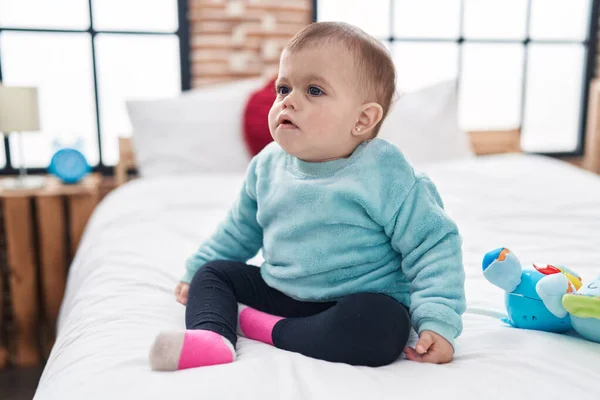 Suloinen Latino Vauva Istuu Sängyllä Rento Ilme Makuuhuoneessa — kuvapankkivalokuva