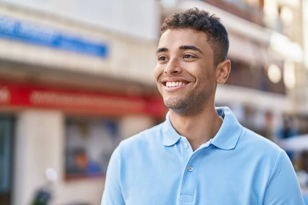 Afrikanischer Mann Lächelt Selbstbewusst Auf Der Straße — Stockfoto