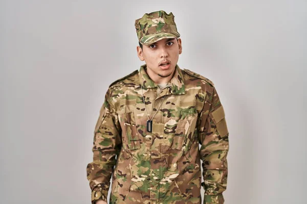 Jovem Árabe Homem Vestindo Camuflagem Exército Uniforme Choque Rosto Olhando — Fotografia de Stock