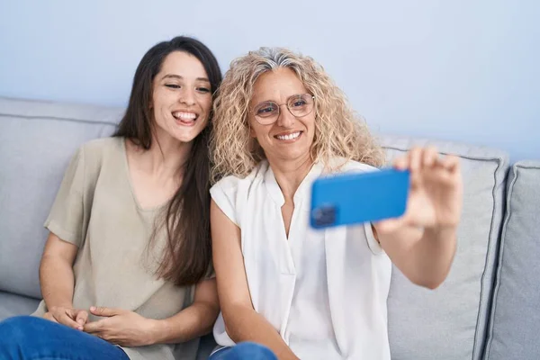 Kadın Anne Kız Evde Akıllı Telefondan Selfie Çekiyorlar — Stok fotoğraf