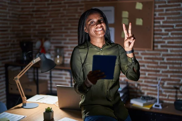 Mladý Afroameričan Copánky Který Noci Pracuje Kanceláři Usmívá Šťastným Obličejem — Stock fotografie