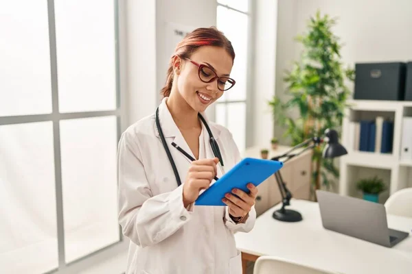 Νεαρή Καυκάσια Γυναίκα Γιατρός Χρησιμοποιώντας Touchpad Στέκεται Στην Κλινική — Φωτογραφία Αρχείου