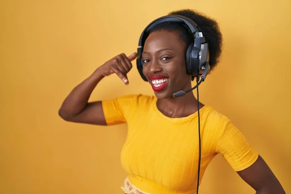 Afrikaanse Vrouw Met Krullend Haar Een Gele Achtergrond Met Een — Stockfoto