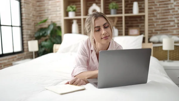 Yatak Odasında Dizüstü Bilgisayar Kullanan Genç Sarışın Kadın — Stok fotoğraf