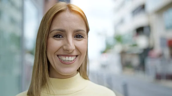 Ung Blondine Kvinde Smilende Selvsikker Stående Gaden - Stock-foto
