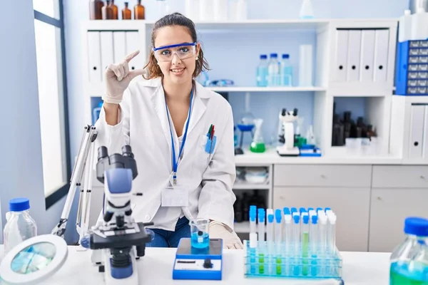 Mujer Hispana Joven Que Trabaja Laboratorio Científico Sonriendo Haciendo Gestos —  Fotos de Stock
