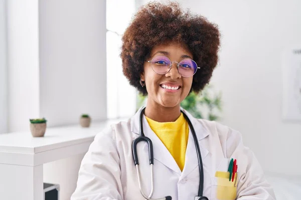 Afrikansk Amerikansk Kvinna Bär Doktor Uniform Leende Säker Stående Kliniken — Stockfoto