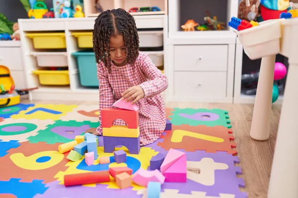 유치원 바닥에 블록을 가지고 아프리카 미국인 — 스톡 사진