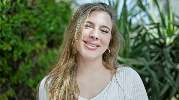 Junge Blonde Frau Lächelt Selbstbewusst Park — Stockfoto