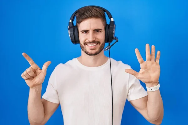 Ισπανόφωνος Άνδρας Γενειάδα Ακούγοντας Μουσική Φορώντας Ακουστικά Δείχνοντας Και Δείχνοντας — Φωτογραφία Αρχείου