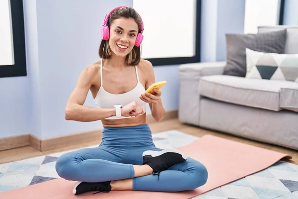 Young Beautiful Hispanic Woman Sitting Yoga Mat Listening Music Looking — Stockfoto