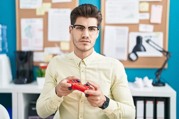 Νέος Ισπανόφωνος Επιχειρηματίας Που Παίζει Βιντεοπαιχνίδι Στο Γραφείο — Φωτογραφία Αρχείου