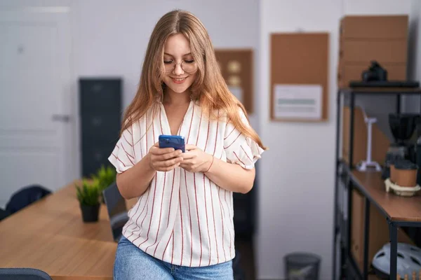 Junge Blonde Geschäftsfrau Lächelt Büro Selbstbewusst Mit Smartphone — Stockfoto
