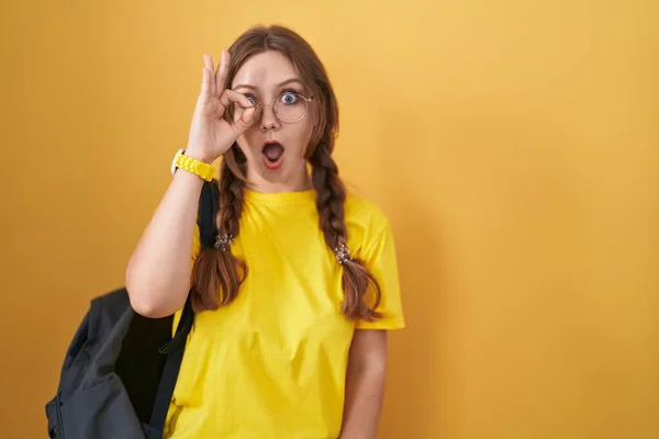 Mladá Běloška Oblečená Studentském Batohu Přes Žluté Pozadí Dělá Pořádku — Stock fotografie