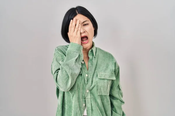 Joven Mujer Asiática Pie Sobre Fondo Blanco Bostezando Cansado Cubriendo — Foto de Stock