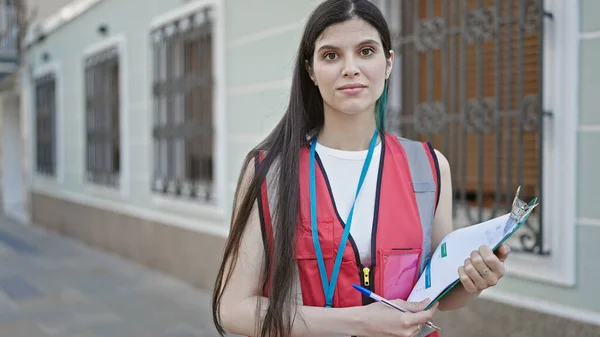 Mujer Hispana Joven Hermosa Encuesta Entrevistador Con Portapapeles Pie Con —  Fotos de Stock