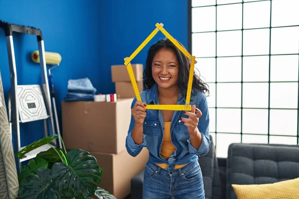 Jonge Aziatische Vrouw Verhuizen Naar Een Nieuw Huis Lachen Hard — Stockfoto