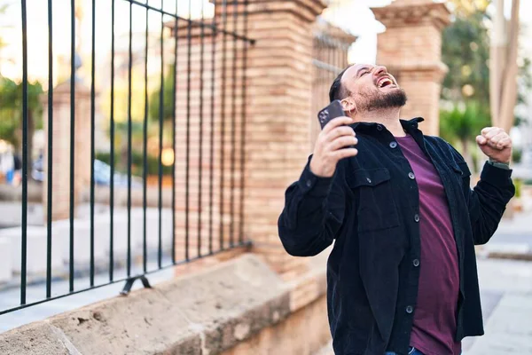 Joven Hombre Hispano Sonriendo Confiado Usando Smartphone Calle — Foto de Stock
